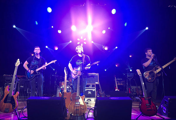 BROTHERS3 play Tomkins Guitars
